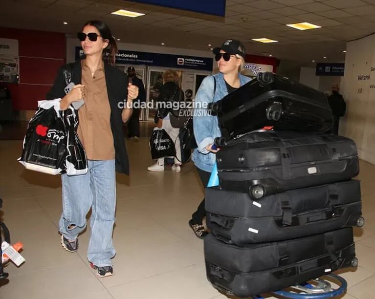 Las fotos de Wanda y Zaira Nara en su llegada a la Argentina: looks súper cancheros y muchas valijas
