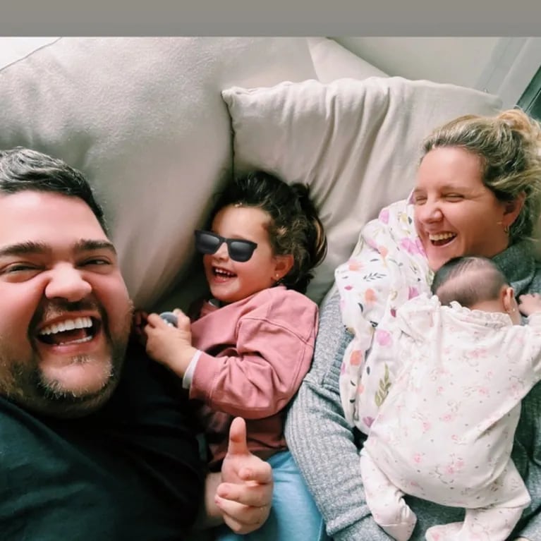 La tierna foto familiar de Darío Barassi tras el alta médica de su hija: "Los cuatro"