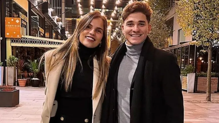 La novia de Julián Álvarez fue criticada por una actitud con unos chicos que querían una foto con el futbolista