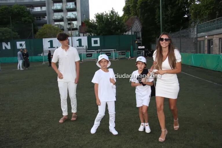 Pampita y Benjamín Vicuña juntos con sus hijos en un desfile: el emotivo álbum de fotos