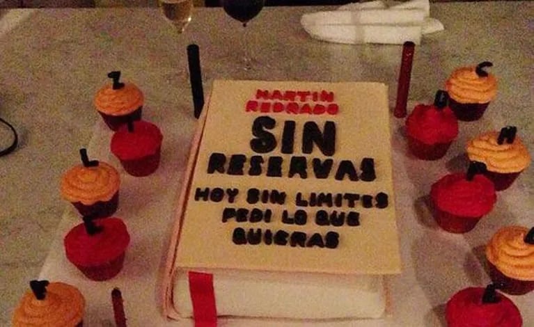 Luciana Salazar y la torta muy "especial" que preparó para Redrado (Fotos: Twitter). 