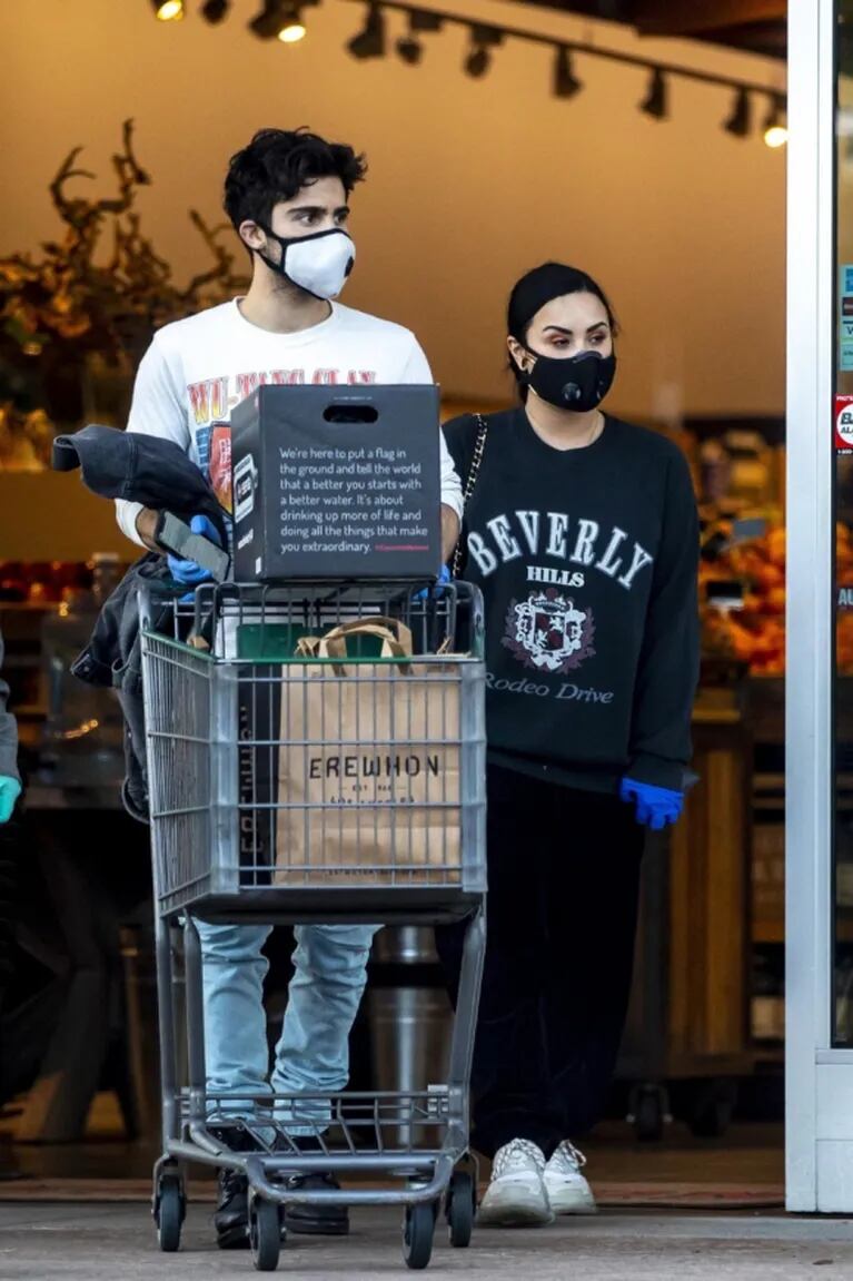 Demi Lovato y Max Ehrich fueron al supermercado en plena pandemia: barbijos, guantes y provisiones
