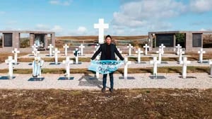 Video: Ángel Carabajal viajó a Malvinas y visitó el cementerio de Darwin