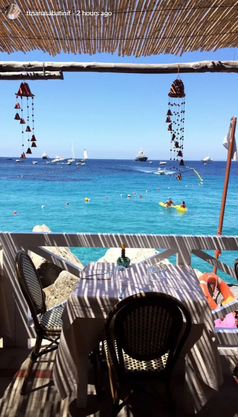 Oriana y Tiziana Sabatini, de vacaciones por Italia: lomazos en bikini, paseo en barco por la Gruta Azul y tour gastronómico 