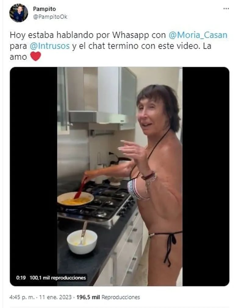 Moria Casán grabó un video cocinando huevos revueltos en bikini y se volvió viral