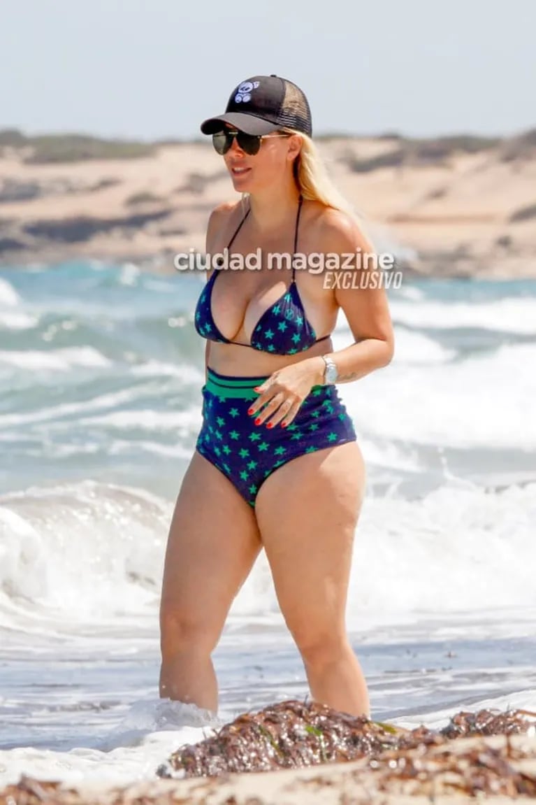 Las fotos de Wanda Nara en la playa de Ibiza: bikini con estrellas, selfies y diversión