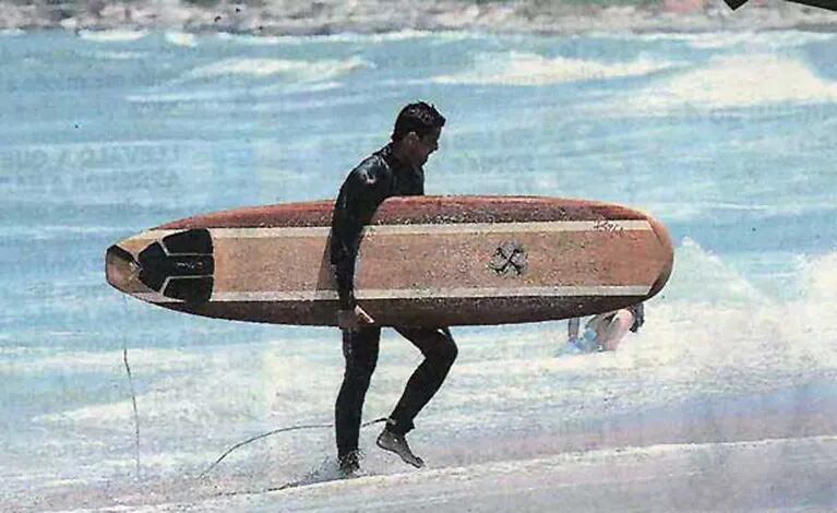Luciano Castro sale de surfear en Mar del Plata. (Foto: Muy)