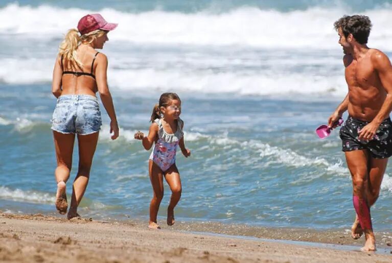 Los días de playa de Nicolás Cabré y Laurita Fernández junto a la pequeña Rufina en Mar del Plata