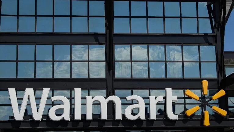 Walmart deja de emplear robots en sus tiendas al ver que los resultados con humanos son similares. Foto: AFP.