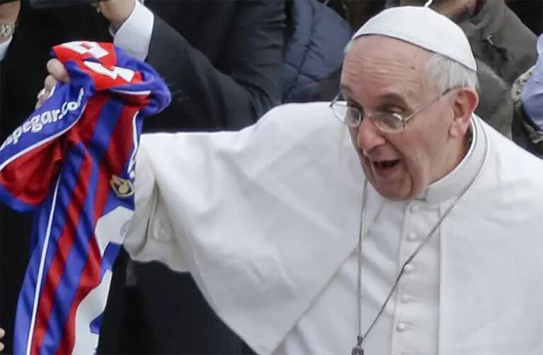 El papa Francisco está feliz con el triunfo de San Lorenzo y espera a los campeones con la Copa. (Foto: Web)