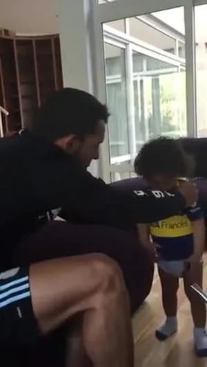 El video más tierno de Carlitos Tevez y su hijo, fan de Boca, después del Superclásico: ¡el nene no se quiere sacar la camiseta!