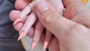 Madre le hace la manicura a su bebé y deja sus uñas como “pequeñas garras”