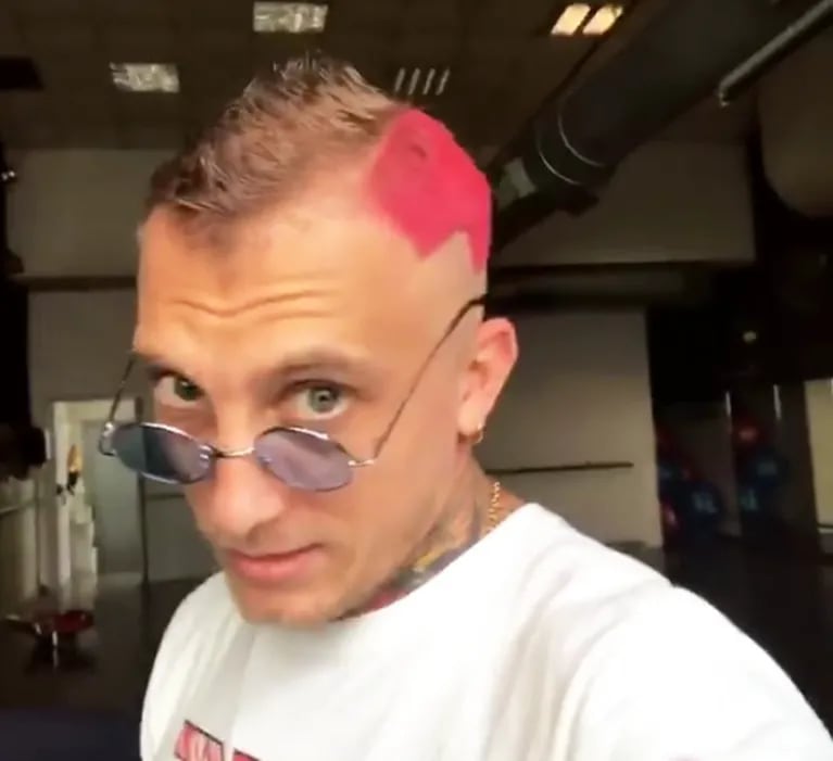 El radical cambio de look del Polaco: se rapó… ¡y se tiño el pelo de rosa!