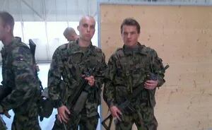 Derecha: Jan Tibai, junto a un compañero en el ejército suizo. (Foto: Facebook Jan Aleksandar Tibai)