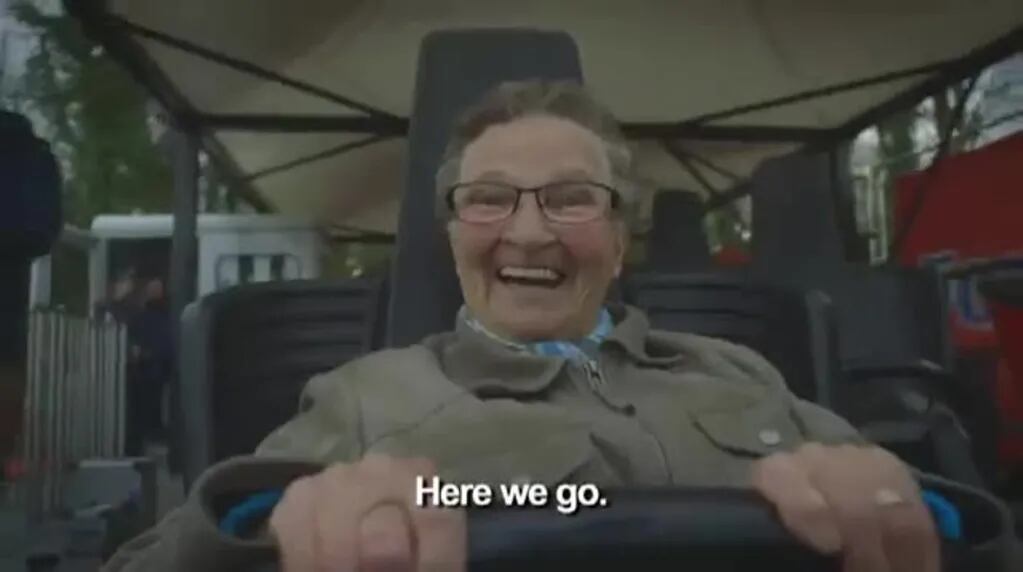 Una abuela de 78 años sube a una montaña rusa por primera vez