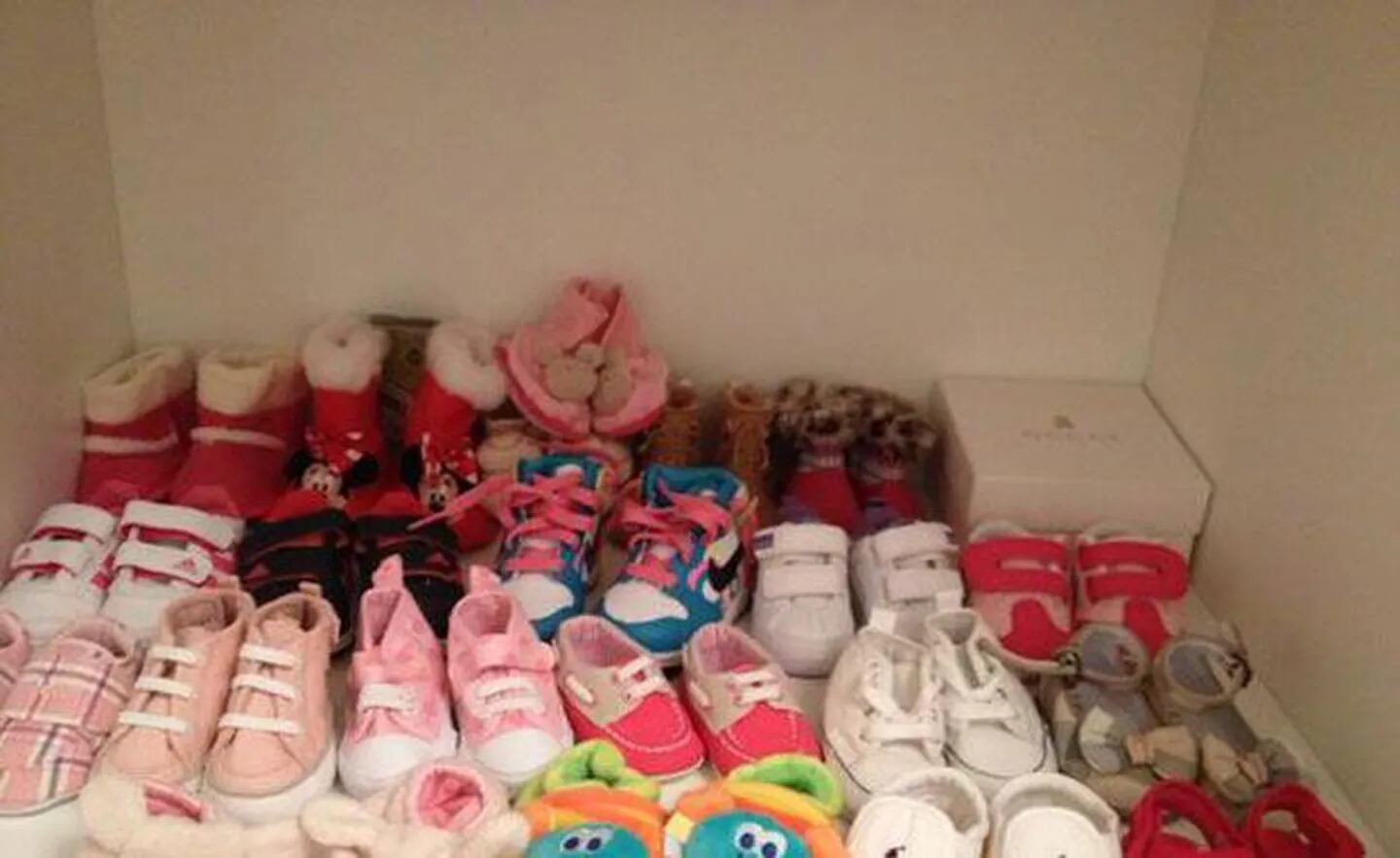 La increíble cantidad de zapatitos de Lupe, la hija de Chechu (Foto: Twitter). 