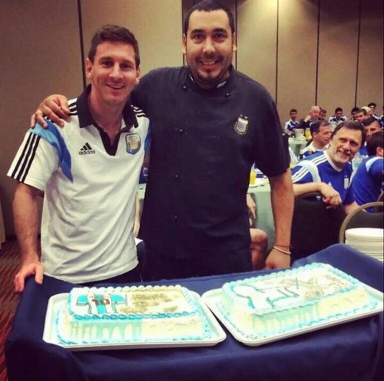 La foto del festejo de Messi con el cheff de la comitiva. (Instagram)