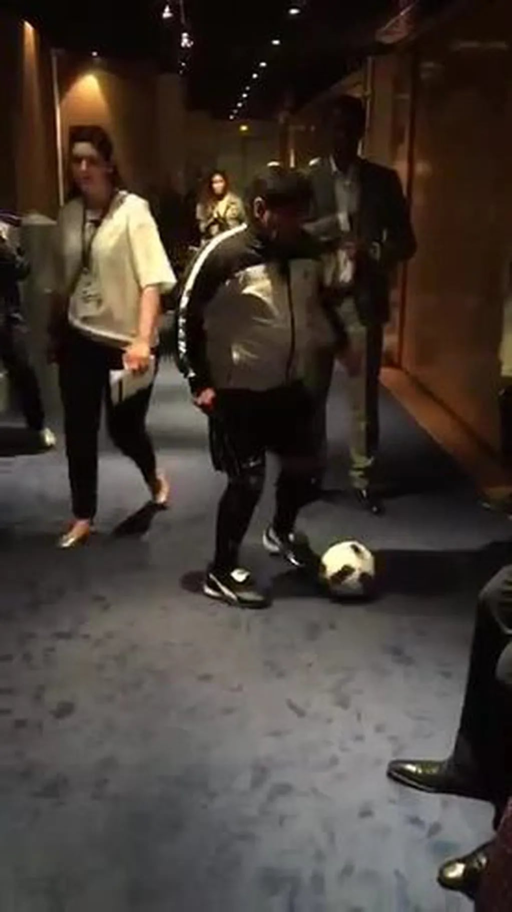 El increíble video del caño de Diego Maradona a una mujer dentro de un vestuario