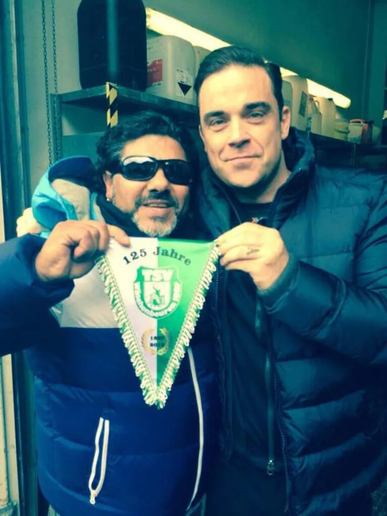 Abi Atici y Robbie Williams, quien pensó que en realidad era el verdadero Maradona. (Foto: @robbiewilliams)