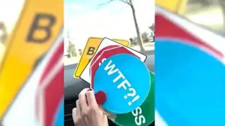 Unas divertidas señales de tráfico manuales ayudan a un joven conductor a controlar su ira en la carretera