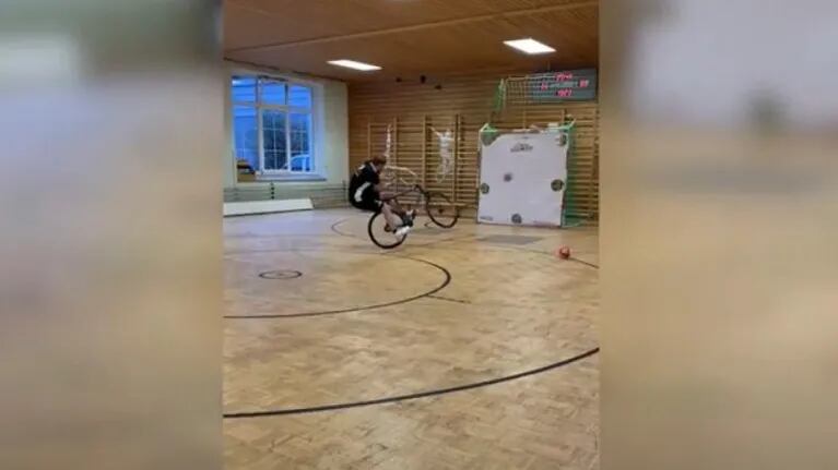 Bikeball, el extraño deporte que consiste en meter goles con una bicicleta
