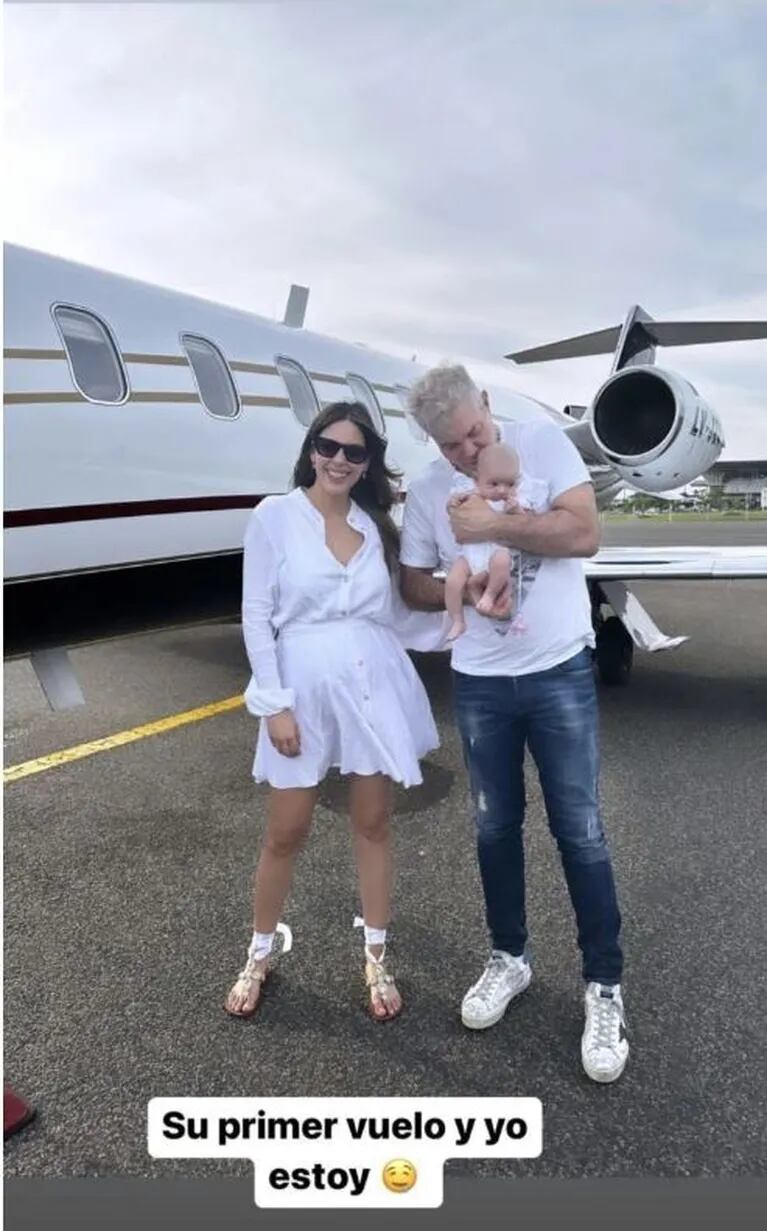 El look total white de Barby Franco y su bebita Sarah para viajar en avión por primera vez
