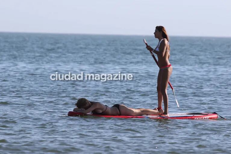 Las vacaciones de Nicole Neumann en Punta del Este: lomazo en bikini, sol y paddle surf