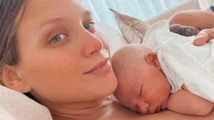 Barbie Vélez posteó una dulce foto con su bebé, afirmó que son iguales y sus fans la desmintieron.