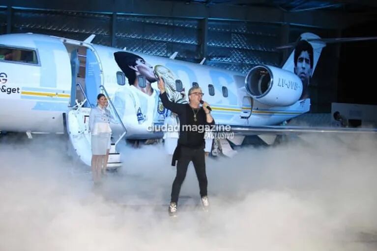 Las fotos de Dalma y Gianinna Maradona en la emotiva presentación del Tango D10S, el avión que homenajea a Diego