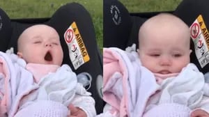 Esta bebé de cinco meses se despierta a sí misma hablando en sueños