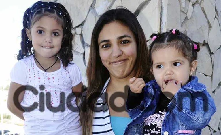 Jéssica junto a sus hijas. (Foto: Jennifer Rubio-Ciudad.com).