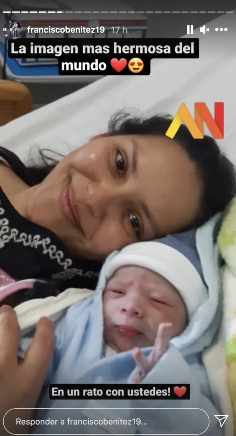 Francisco Benítez, el ganador de La Voz, compartió otra tierna foto de su bebé recién nacido junto a su novia: "La imagen más hermosa del mundo" 