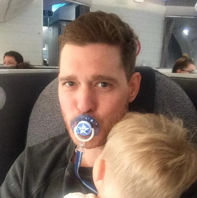 Michael Bublé y su hijo Noah en el avión. (Foto: Instagram)