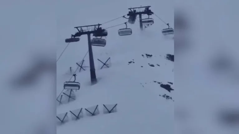 VÍDEO | Colgados de un telesilla varios esquiadores tras sufrir rachas de viento de más de 100km/h en Italia
