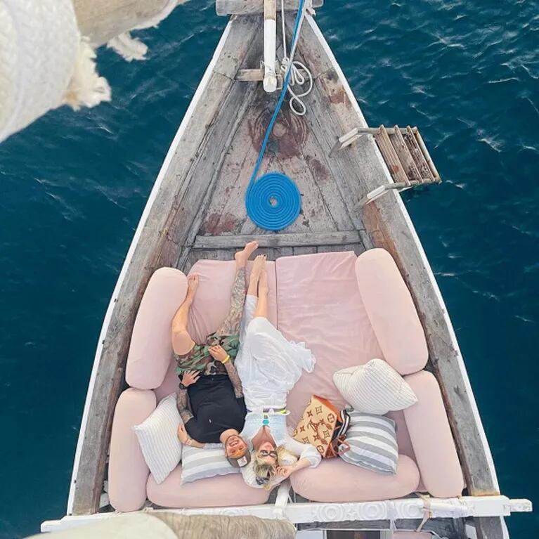 El romántico y súper mimoso paseo de Wanda Nara y Mauro Icardi en un rústico velero por el mar de Tanzania