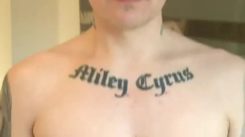 Era  de Miley Cyrus, se hizo 42 tatuajes, ¡y ahora quiere borrárselos en un reality! 