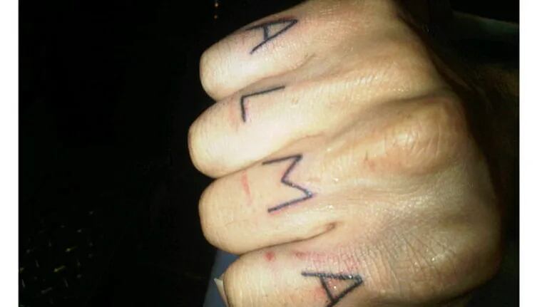 Dante Spinetta se tatuó en el brazo una frase en latín y lo mostró en Twitter