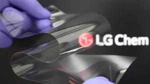 LG anuncia un material más duro y flexible para cubrir las pantallas plegables, que lanzará en 2023. Foto: DPA.