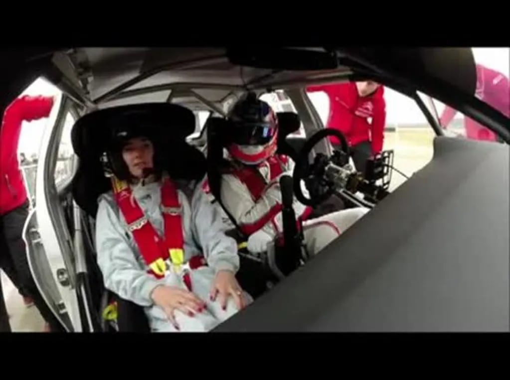 ¡Adrenalina y velocidad! El video de Juanita Viale dentro de un auto de carreras