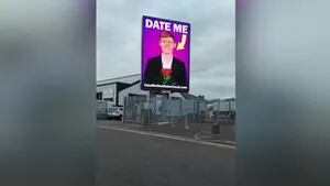 Este chico contrata una valla publicitaria...¡para ofrecerse a tener una cita!