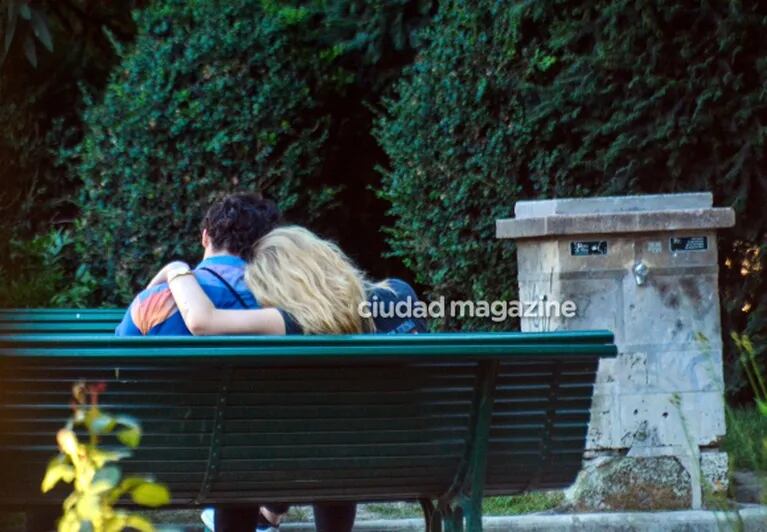 Las románticas fotos de Joe Jonas y Sophie Turner, a los arrumacos en un parque de París 