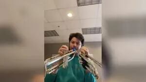 Este músico es capaz de tocar dos trompetas a la vez utilizando una sola boquilla creada por él mismo