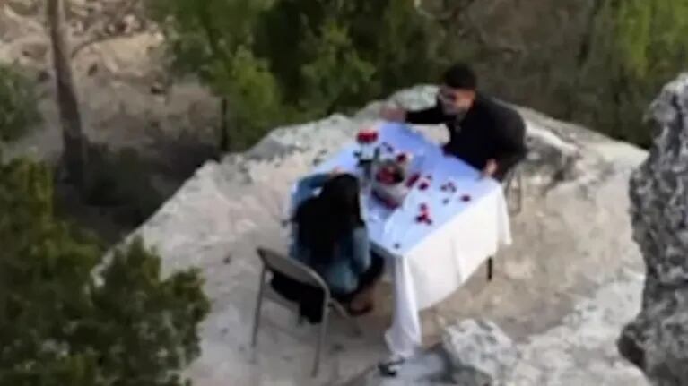 Este hombre organiza una cena romántica junto a un acantilado