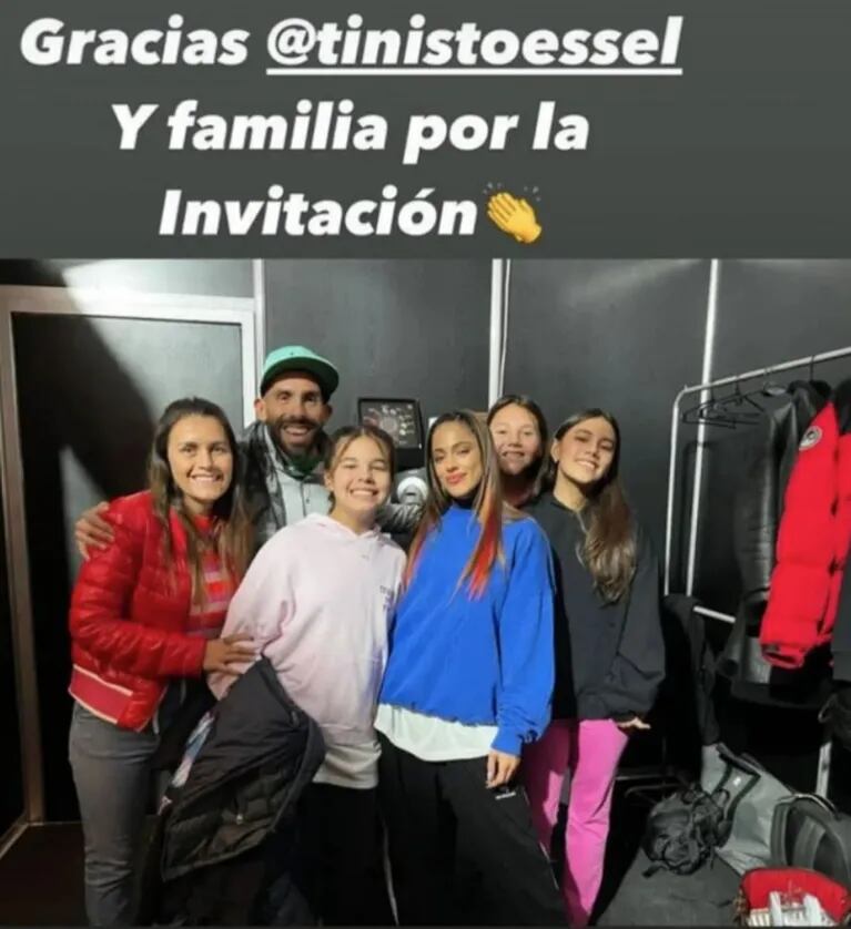 Carlos Tevez disfrutó del show de Tini Stoessel junto a su familia