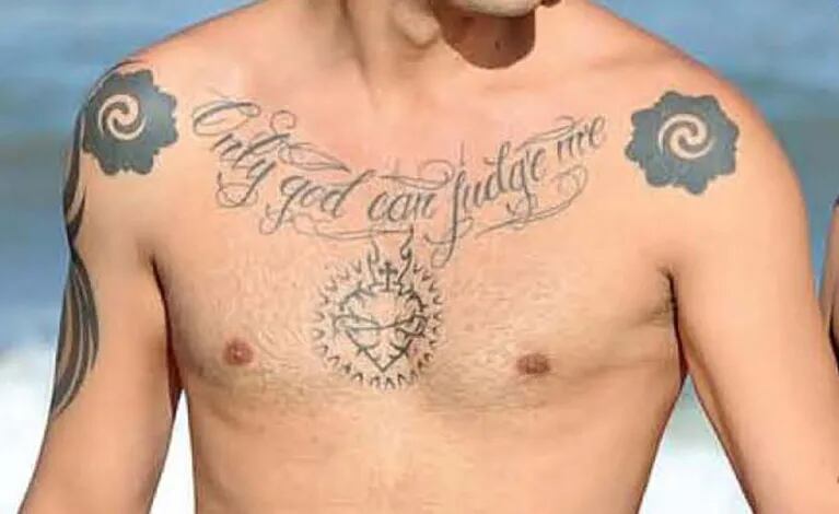 El desafiante tatuaje de Leo Fariña: "Sólo Dios puede juzgarme". (Foto: revista Gente)