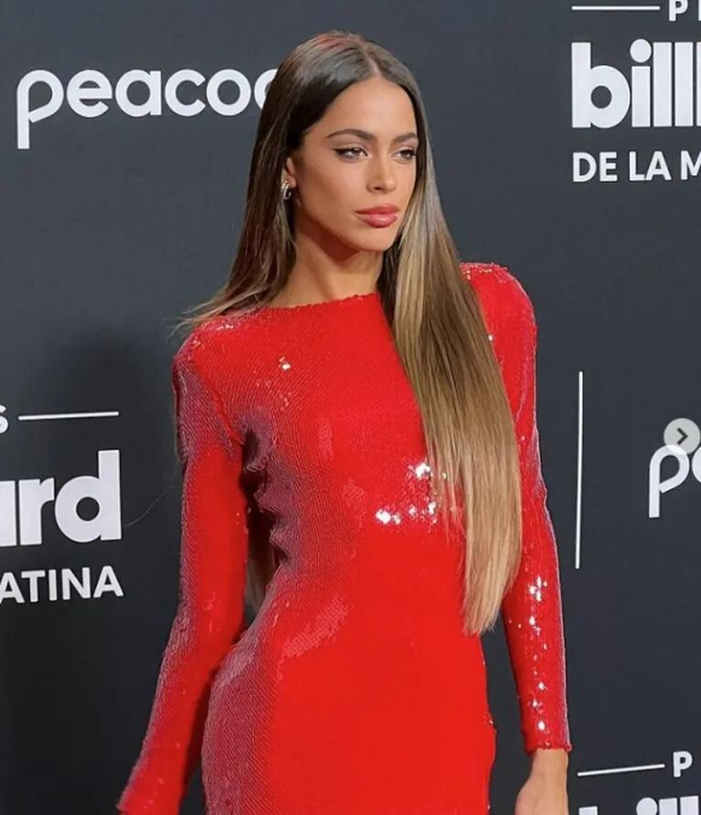 Billboard Latinos 2022: Tini Stoessel impactó con vestido rojo de pailletes de mangas largas