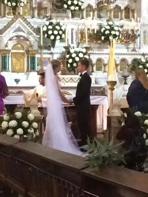 Los novios, en el altar de la iglesia (Foto: @joeleit).