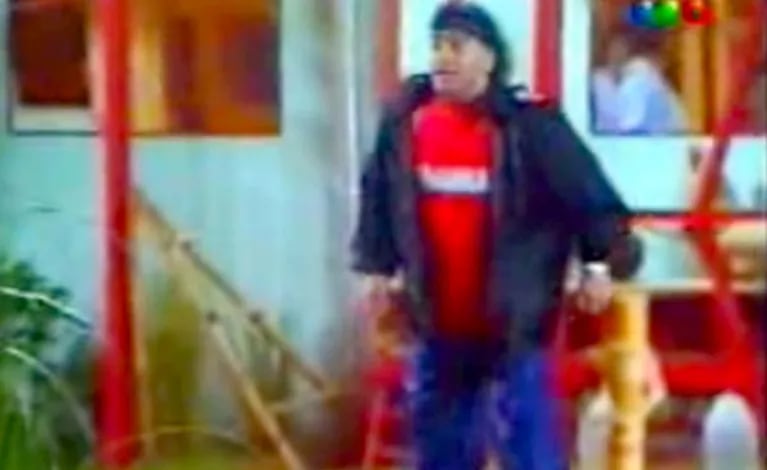 Captura de YouTube de la polémica visita de Diego Maradona y el enigma de "la bolsita". 