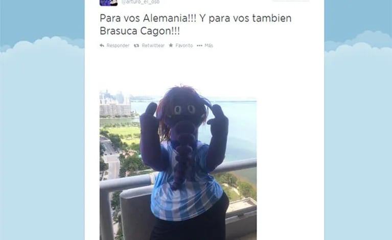 El Oso Arturo y su alocada manera de alentar a la Selección Nacional (Foto: Twitter). 