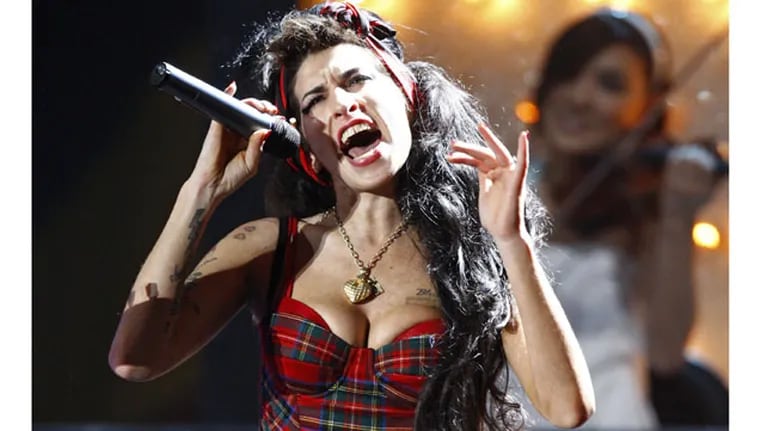 British singer Amy Winehouse performs at the Brit Awards at Earls Court in London February 20, 2008.     REUTERS/Alessia Pierdomenico  (BRITAIN)